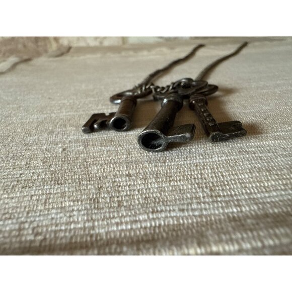 Vintage or Antique?  Skeleton Key Necklace With Metal Chain & Lobster Clasp - Picture 9 of 12